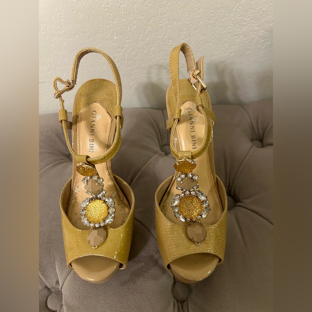 Gianni Bini Women’s Gold Heels Size 7